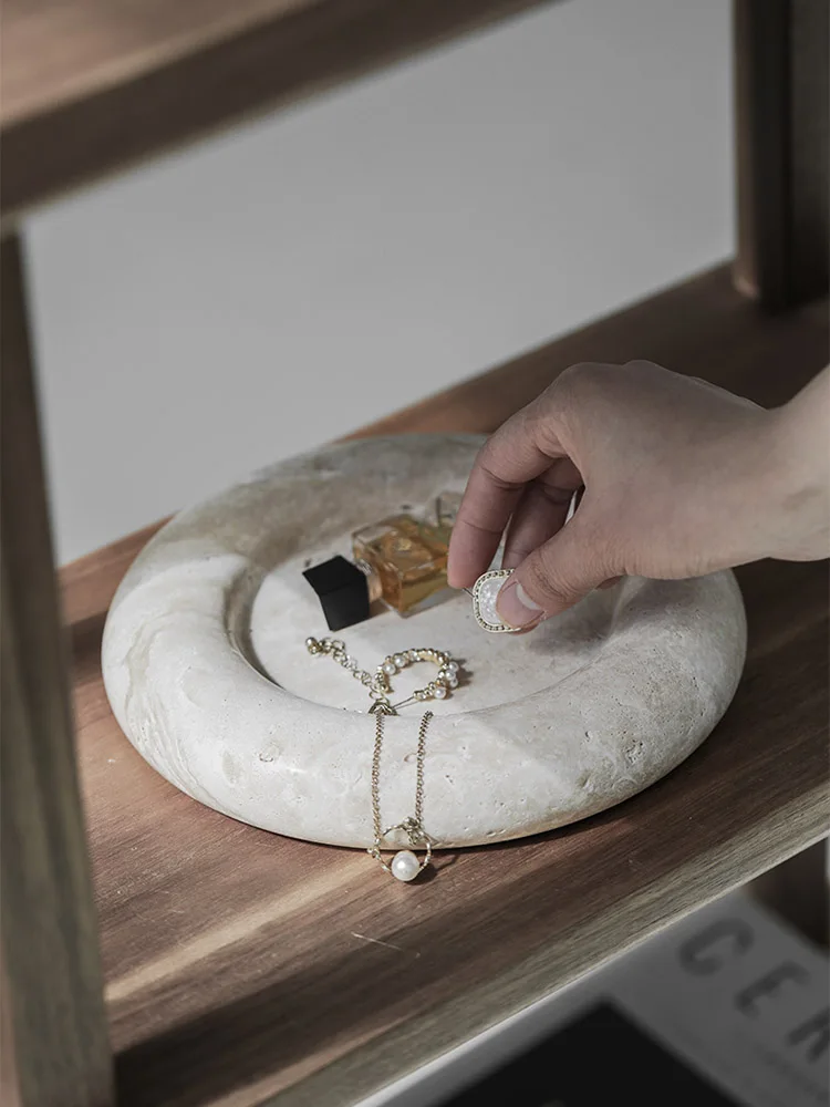 トレンドのベージュトラバーチン製サービングトレイ、ホームデコ - Home Bathroom Trends のレビューと価格